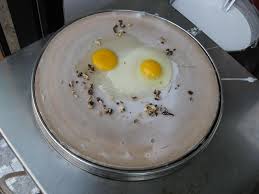 Bánh cuốn Tuyên Quang - người ta đập thêm trứng gà.jpg