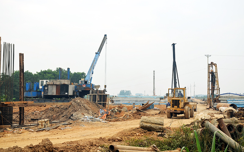 Dự án đường dẫn cầu Bạch Đằng trên tuyến cao tốc Hạ Long - Hải Phòng đang được thi công gấp rút.