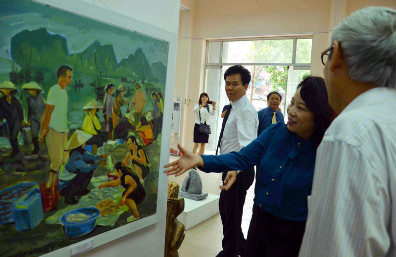 Lãnh đạo tỉnh và văn nghệ sĩ tham quan Triển lãm mỹ thuật “Quảng Ninh - Miền đất tôi yêu” do Hội VHNT tỉnh tổ chức tháng 4-2015.
