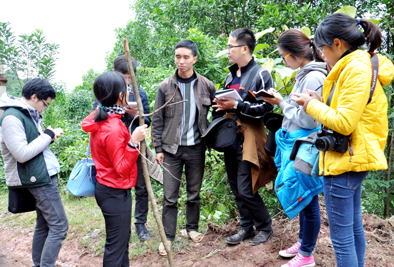 Trưởng thôn Khe Phương Lý Tài Ngân (thứ 4 từ trái sang) trò chuyện với nhóm phóng viên trẻ của Báo Quảng Ninh
