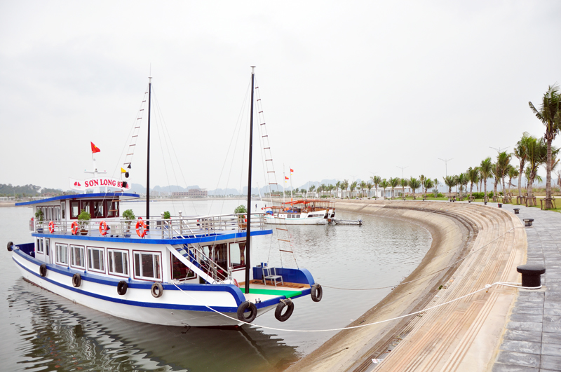 Cảng tàu du lịch quốc tế Tuần Châu đã đón những tàu du lịch đưa khách tham quan Vịnh Hạ Long về neo đậu.
