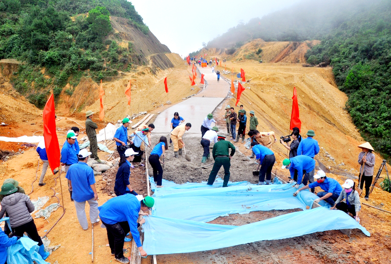 Việc tăng cường cán bộ đi cơ sở đã giúp hoạt động của cán bộ Đoàn gần và sâu sát với nhân dân. Trong ảnh: ĐVTN cơ quan Tỉnh Đoàn tình nguyện làm đường tại xã Phong Dụ, huyện Tiên Yên.