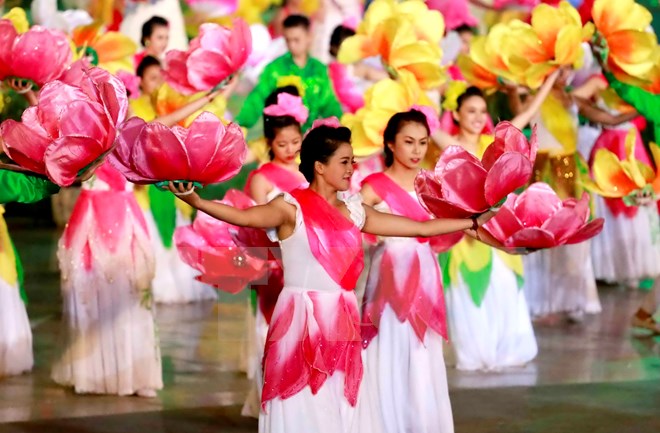 Chương trình nghệ thuật chào mừng Festival hoa Đà Lạt 2015. (Ảnh: Đặng Tuấn/TTXVN)