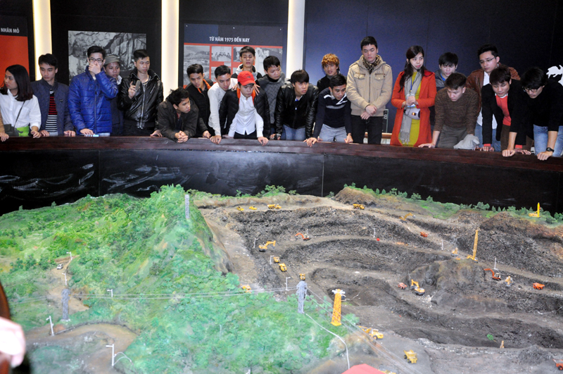 Nhóm sinh viên Đại học Kiến trúc Hà Nội tham quan tại Bảo tàng Quảng Ninh theo chương trình ngoại khoá của nhà trường, ngày 16-12-2015.