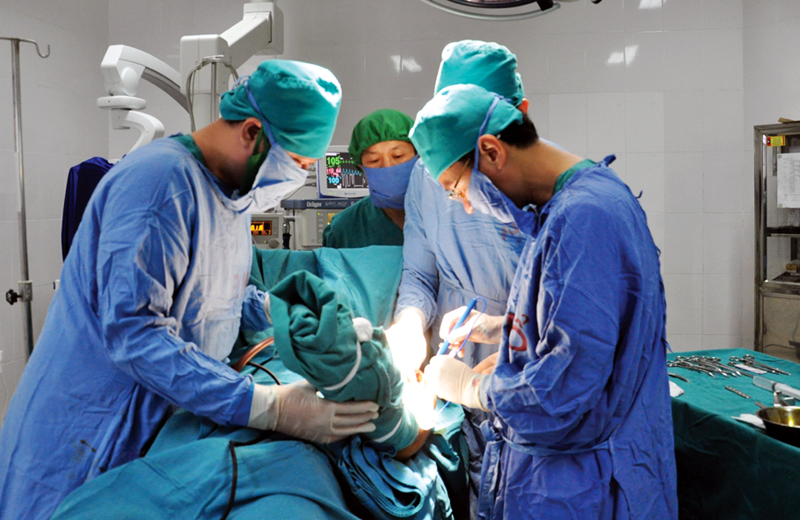 Các bác sĩ Bệnh viện Bãi Cháy thực hiện phẫu thuật nối xương cánh tay cho bệnh nhân.