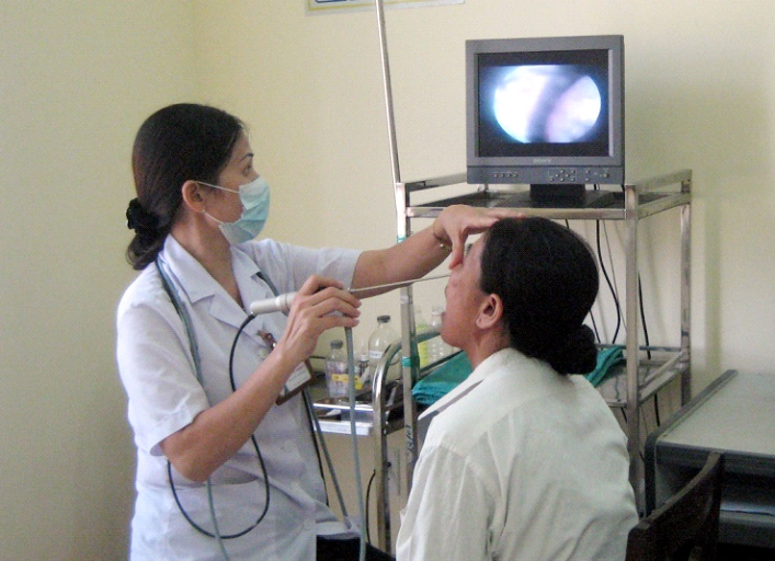 Nội soi là phương pháp đầu tiên thực hiện để phát hiện ung thư vòm họng. Trong ảnh: Nội soi mũi - họng cho bệnh nhân tại Bệnh viện Đa khoa khu vực Móng Cái.
