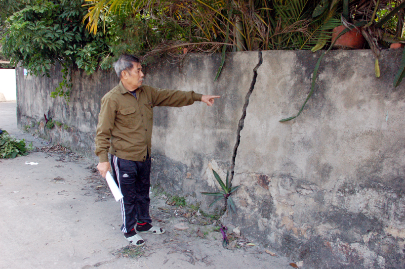 Tường bao nhà ông Kim Thế Thiềm bị nứt toác vì ảnh hưởng bởi việc khai thác than của Công ty CP Than Mông Dương.