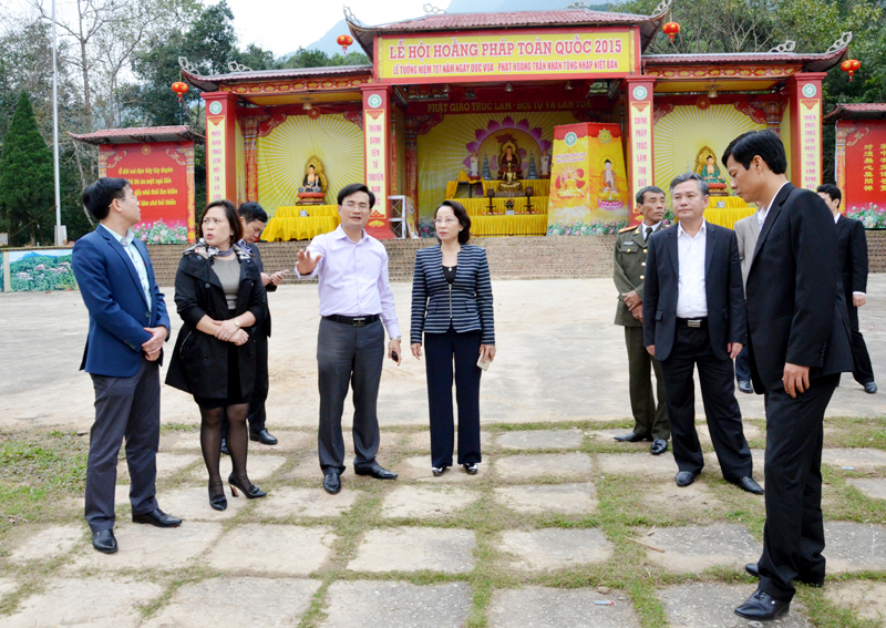 Đồng chí Vũ Thị Thu Thuỷ, Phó Chủ tịch UBND tỉnh cùng đại diện các sở, ngành kiểm tra công tác chuẩn bị lễ hội Xuân 2016 tại khu di tích Yên Tử, ngày 7-1-2016.