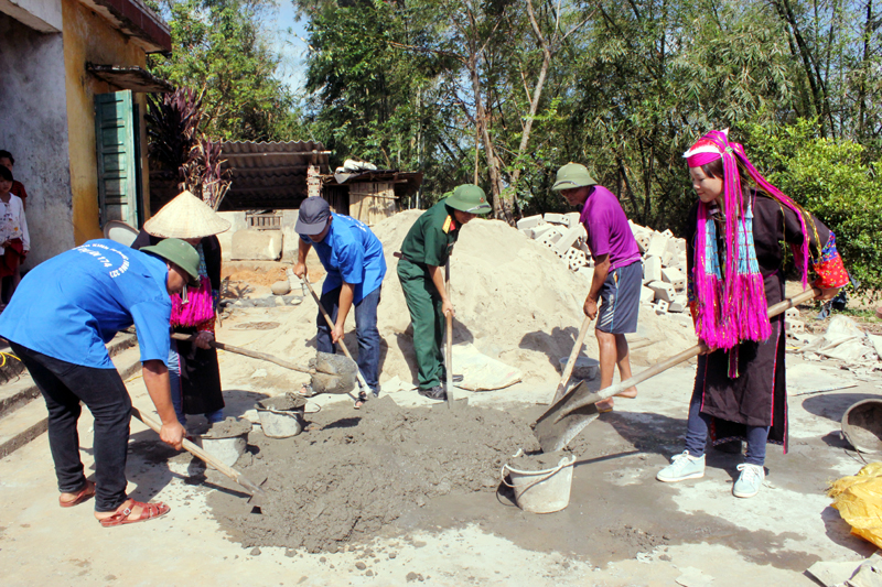 Cán bộ, chiến sĩ Lâm trường 42 và đoàn thanh niên địa phương giúp gia đình ông Choỏng Bắc Tài, bản Phình Hồ, xã Bắc Sơn (TP Móng Cái) xây nhà bếp, nhà vệ sinh.