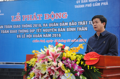 Đồng chí Lê Quang Tùng, Phó Chủ tịch UBND tỉnh, Phó Ban Thường trực Ban ATGT tỉnh, phát biểu, phát động lễ ra quân 