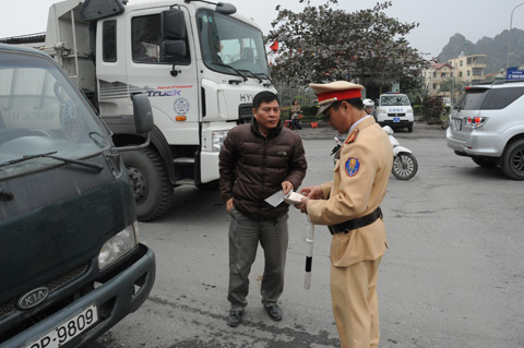 Ngay sau lễ phát động lực lượng CSGT công an TP Cẩm Phả đã ra quân xử lý phương tiện vi phạm 