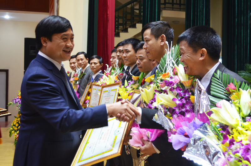 Ông Pham Xuân Thủy, Giám đốc Công ty khen thưởng những cá nhân xuất sắc của đơn vị
