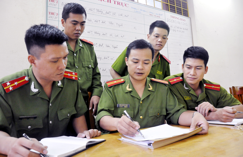 Thiếu tá Đàm Quang Toàn (ngồi giữa) cùng CBCS trong Đội CSĐT tội phạm về TTXH Công an TP Uông Bí triển khai phương án đấu tranh tội phạm.
