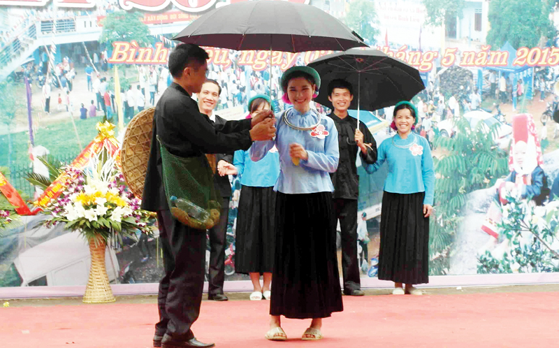 Nam, nữ thanh niên dân tộc Sán Chỉ tại Ngày hội văn hoá các dân tộc huyện Bình Liêu năm 2015.