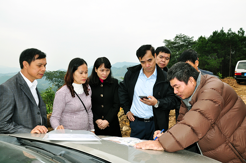 Lãnh đạo Hội LHPN tỉnh và huyện Tiên Yên khảo sát xây nhà chống lũ cho các hộ dân ở xã Đại Thành.