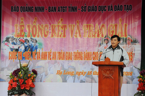 Đồng chí Nguyễn Tiến Mạnh, Tổng Biên tập Báo Quảng Ninh, đồng trưởng BCĐ cuộc thi phát biểu tại lễ trao giải