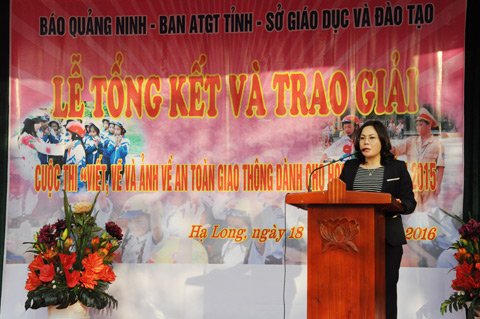 Bà Nguyễn Thị Hiền, Phó Ban Chuyên trách Ban ATGT, đồng trường BCĐ phát biểu tại lễ trao giải 