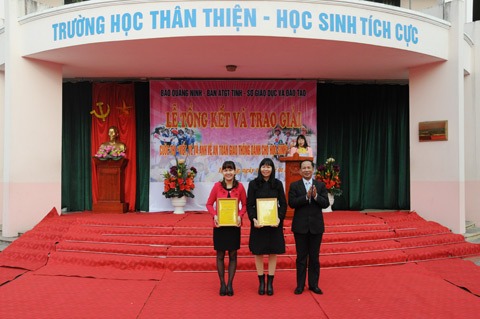 BTC trao giải cho các em đoạt giải ở nội dung tranh vẽ cấp tiểu học 