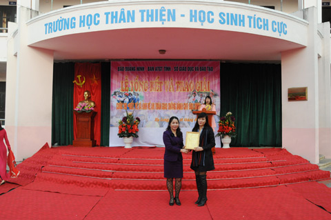 Đồng chí Vũ Liên Oanh, Giám đốc Sở GDĐT trao giải nhất tập thể cho Trường THCS Trần Quốc Toản.