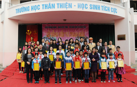 Các đại biểu chụp ảnh lưu niệm với các em học sinh và trường đoạt giải 