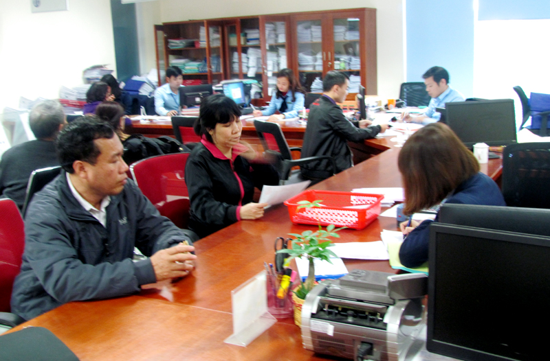 Người dân đến làm thủ tục hành chính tại Trung tâm Hành chính công TP Hạ Long.