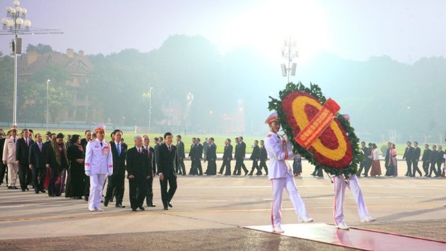  Các đại biểu dự Đại hội Đảng toàn quốc lần thứ XII viếng Chủ tịch Hồ Chí Minh.