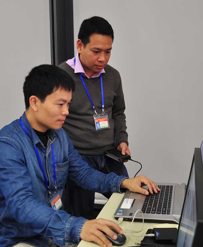 Các nhà báo của Đài PTTH Quảng Ninh tác nghiệp tại Trung tâm báo chí Đại hội XII của Đảng.