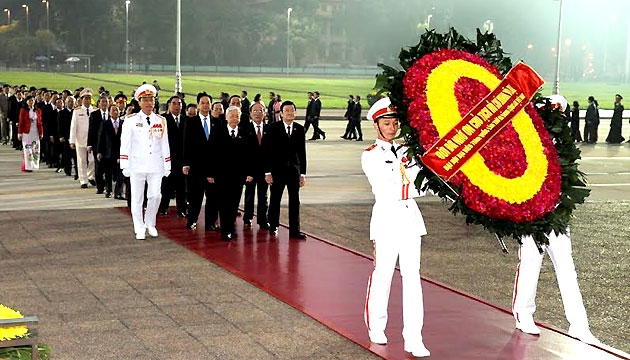 Các đại biểu tham dự Đại hội XII của Đảng vào Lăng viếng Chủ tịch Hồ Chí Minh.