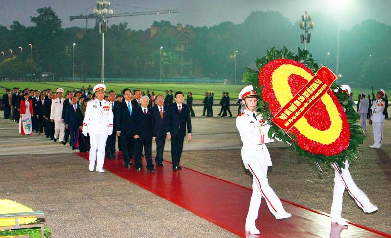 Sáng 20-1, trước phiên trù bị Đại hội, các đồng chí lãnh đạo Đảng, Nhà nước và đại biểu dự Đại hội Đảng toàn quốc lần thứ XII vào Lăng viếng Chủ tịch Hồ Chí Minh.
