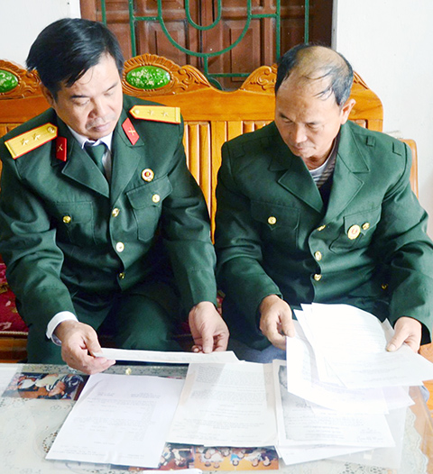 Cán bộ Hội CCB thị xã Quảng Yên (thành viên Ban Chỉ đạo 62 thị xã) rà soát hồ sơ của các trường hợp đề nghị được hưởng chế độ theo Quyết định 62 của Thủ tướng Chính phủ.