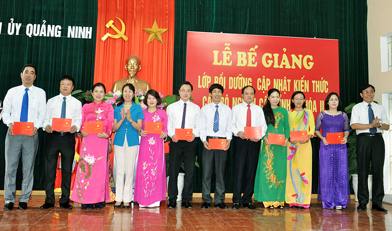 Học viên lớp “Bồi dưỡng, cập nhật kiến thức cho cán bộ nguồn cấp tỉnh khoá II” nhận chứng chỉ hoàn thành khoá học do Tỉnh uỷ Quảng Ninh tổ chức, tháng 9-2015.