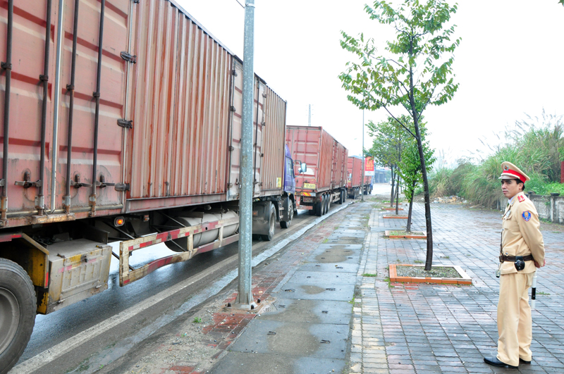 Nhiều Container bị lực lượng CSGT Công an TP Móng Cái lập biên bản xử phạt trong ngày 21/1
