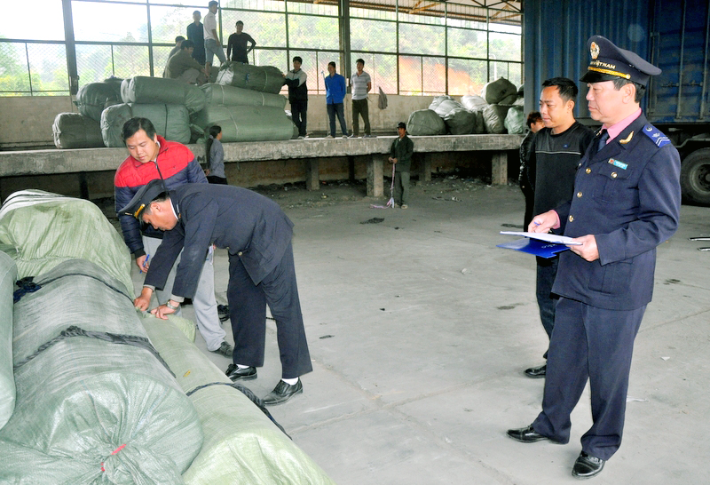 Lực lượng Hải quan cửa khẩu Hoành Mô tăng cường kiểm tra hàng hoá nhập khẩu qua cửa khẩu những ngày giáp Tết Nguyên đán.