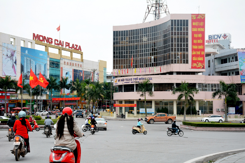 Thành phố Móng Cái rực rỡ cờ hoa chào mừng Đại hội toàn quốc lần thứ XII của Đảng. Ảnh: Ninh Hải (Đài Móng Cái)