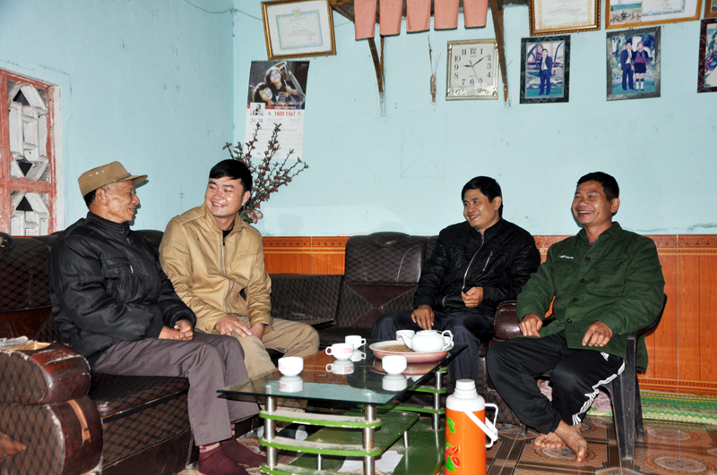 Bí thư Đoàn thanh niên xã Hải Lạng Trần Văn Ninh (thứ 2, trái sang) được Đảng uỷ xã phân công phụ trách thôn Đồi Chè trò chuyện với già làng Chiếng A Si và lãnh đạo thôn Đồi Chè.