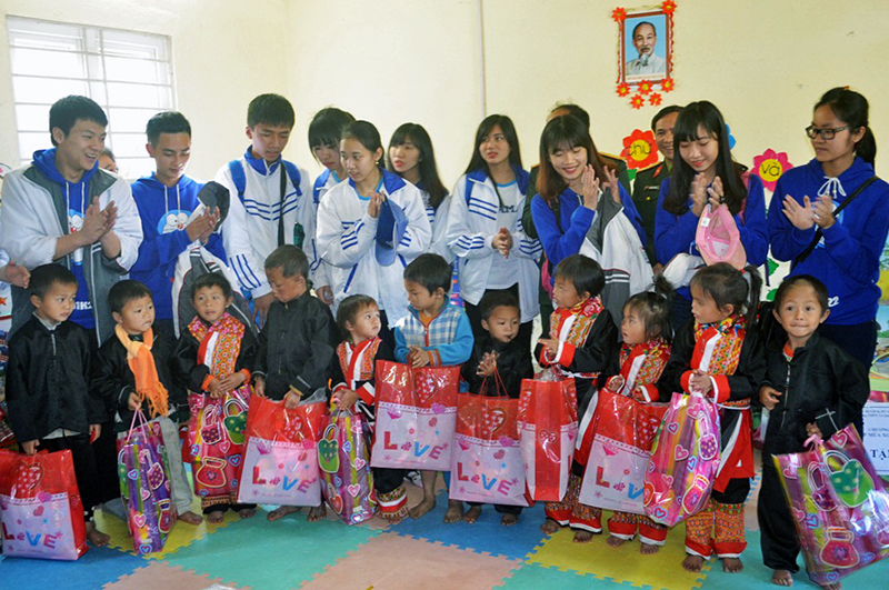 Học sinh 2 trường THPT Lê Quý Đôn (TP Cẩm Phả) và Trần Phú (Móng Cái) trao quà cho các em nhỏ điểm trường Mầm non Phạt Chỉ (xã Đồng Văn, huyện Bình Liêu).
