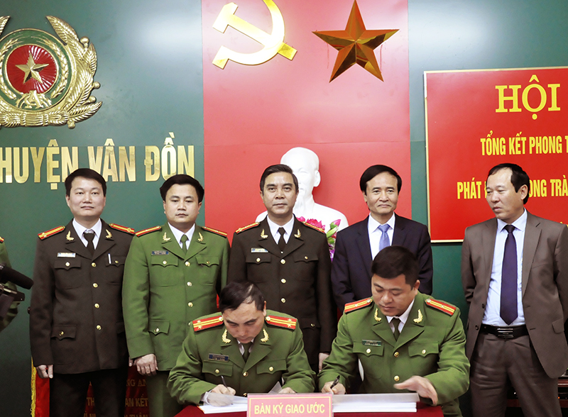 Công an huyện Vân Đồn ký giao ước thi đua thực hiện đợt cao điểm đảm bảo ANTT bảo vệ Đại hội XII của Đảng và Tết Nguyên đán Bính Thân 2016.