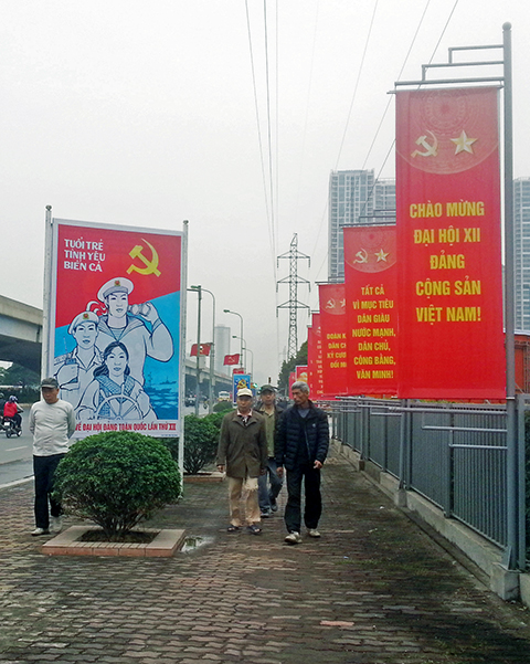 Đường phố Thủ đô Hà Nội rực rỡ cờ hoa, biểu ngữ chào mừng Đại hội XII của Đảng.