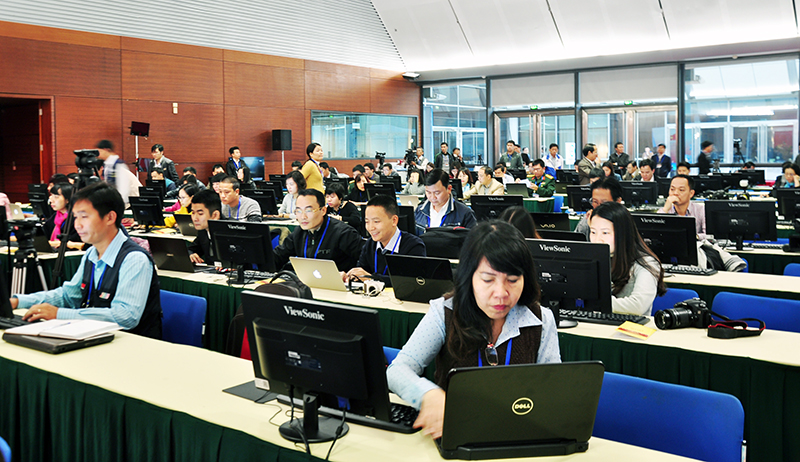 Gần 800 nhà báo trong nước và quốc tế tác nghiệp tại Trung tâm báo chí Đại hội.