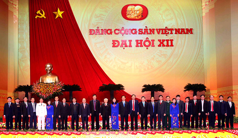 Các đồng chí lãnh đạo Đảng, Nhà nước chụp ảnh với Đoàn đại biểu Đảng bộ tỉnh Quảng Ninh.
