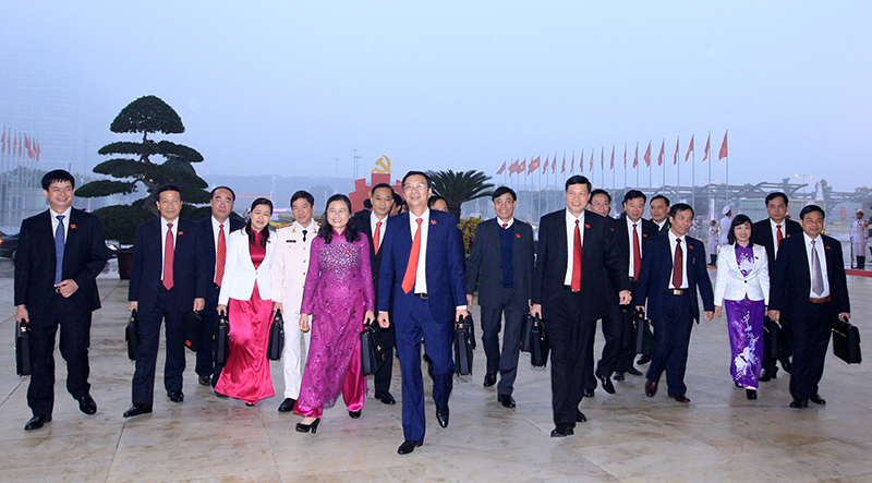 Đoàn đại biểu Đảng bộ tỉnh Quảng Ninh trước giờ khai mạc Đại hội XII của Đảng.
