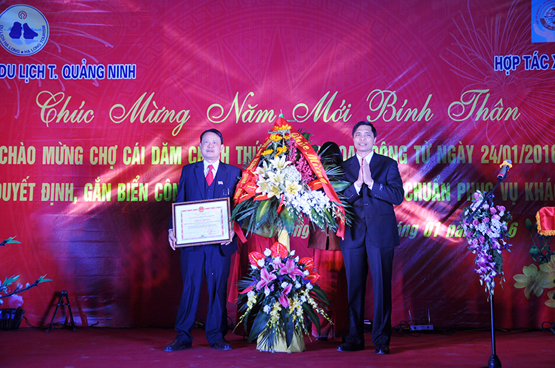 Đồng chí Vũ Văn Diện, Phó Chủ tịch UBND tỉnh trao tặng Bằng khen cho đại diện lãnh đạo HTX Hải An.