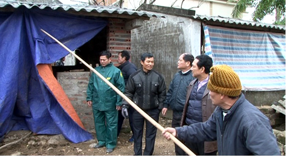 Đồng chí Vũ Văn Học, Bí Thư Thị ủy, Chủ tịch HĐND thị xã Đông Triều chỉ đạo công tác phòng chống rét tại xã Bình Khê