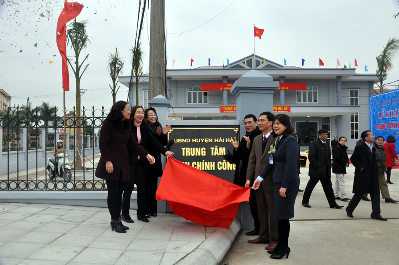 Đồng chí Vũ Thị Thu Thủy cùng các đại biểu khánh thành Trung tâm hành chính công Hải Hà
