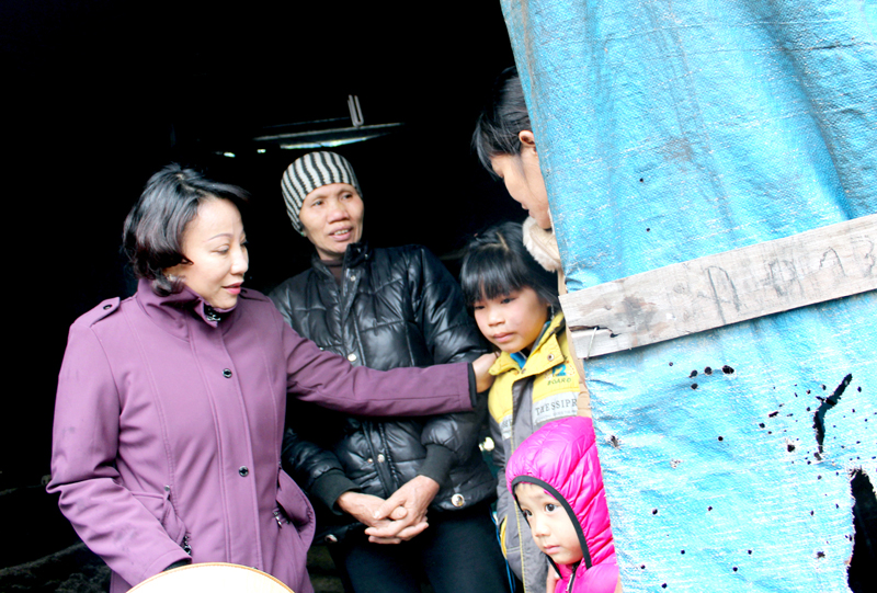 Đồng chí Vũ Thị Thu Thủy, Phó Chủ tịch UBND tỉnh thăm hỏi một số gia đình trên địa bàn xã Thượng Yên Công