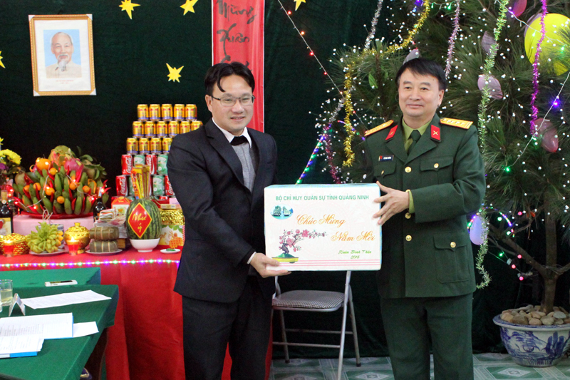 Bộ CHQS tỉnh tặng quà cho CBCS Tiểu đoàn đảo Thanh Lân dịp Tết Bính Thân 2016.
