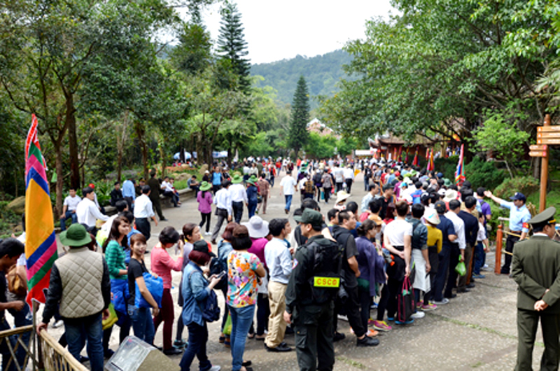 Du khách tham quan danh thắng Yên Tử vào Lễ hội xuân Yên Tử 2015.