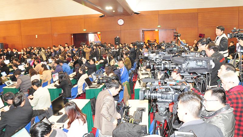 Rất đông phóng viên trong nước và quốc tế tham gia họp báo.
