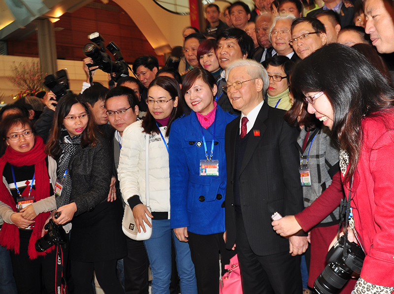 Tổng Bí thư Nguyễn Phú Trọng chụp ảnh với các nhà báo đưa tin về Đại hội XII của Đảng.