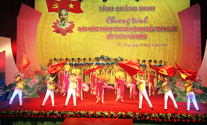 Biểu diễn văn nghệ tại chương trình chào mừng thành công Đại hội Đại biểu toàn quốc lần thứ XII của Đảng do tỉnh Quảng Ninh tổ chức tối 28-1 tại TP Hạ Long. Ảnh: Khánh Giang
